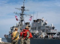 البحرية الأمريكية: المدمرة (يو إس إس) دمرت 65 هدفا للحوثيين في البحر الأحمر خلال 6 أشهر