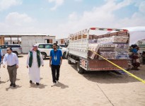 فريق مركز الملك سلمان للإغاثة يطلع على سير توزيع المواد الإيوائية للنازحين في لحج
