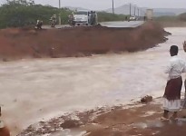 السيول تقطع الطريق الدولي الرابط بين عدن وحضرموت في منطقة جلعة بشبوة 
