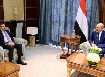 رئيس مجلس القيادة يستعرض مع سفير الأمريكي مستجدات الوضع اليمني