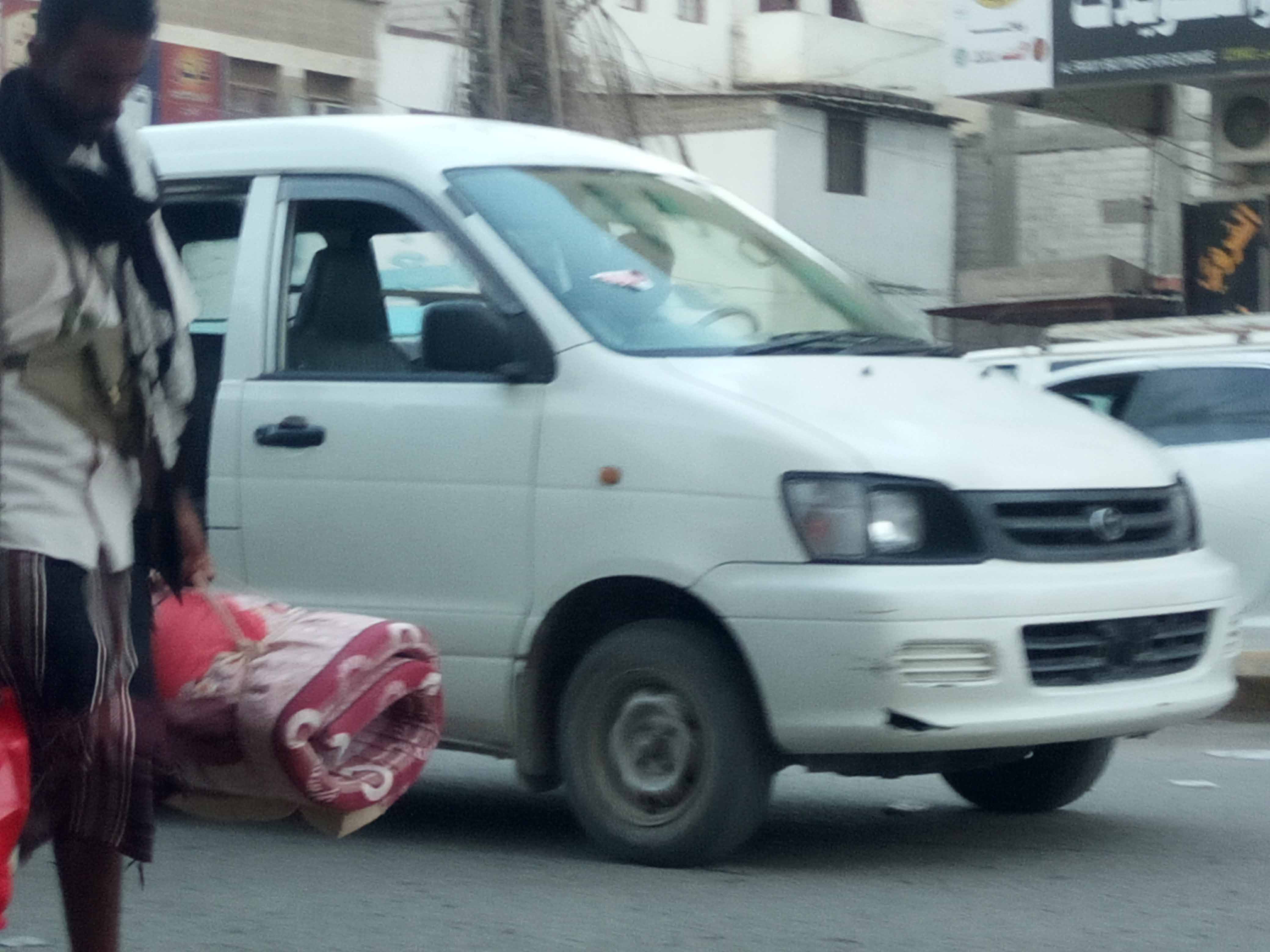 عدن.. سيارات بلا لوحات مرورية تهدد أمن المحافظة