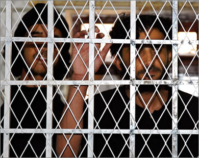 صنعاء تحقق مع 10 متهمين بالانتماء لـ «القاعدة» 