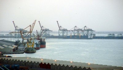 الوفد البحري المصري يطلع على سير العمل في ميناء عدن 