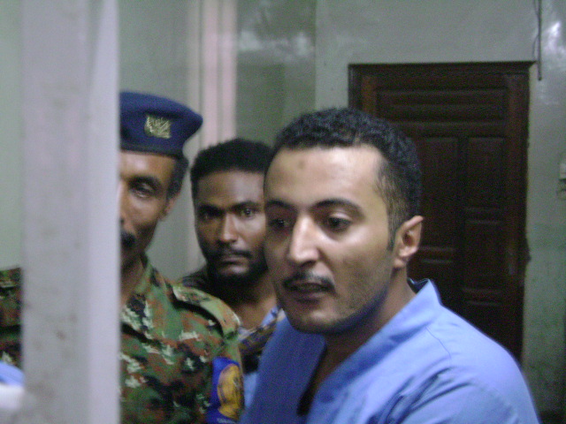 بدء محاكمة المتهم بذبح أسرة الشوافي بالحديدة مئات المعتصمين يطالبون بإعدامه