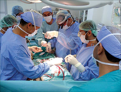 فريق طبي سعودي يجري عمليات القلب المفتوح في اليمن