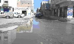 شوارع في مدينة عتق بشبوة .. بين أكوام القمامة وانفجارات المجاري