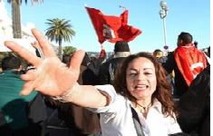  تظاهر عشرات المواطنين والطلاب اليمنيين تأييداً لخيار الشعب التونسي