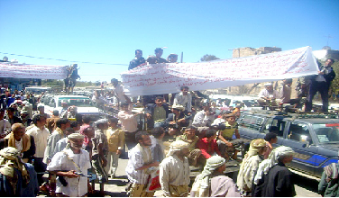 قبائل مسلحة من الزريقة تعتصم أمام المجمع الحكومي بمديرية الشمايتين للمطالبة بتنفيذ أحكام قضائية