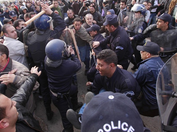  اشتباكات بين الشرطة ومتظاهرين في العاصمة الجزائرية و