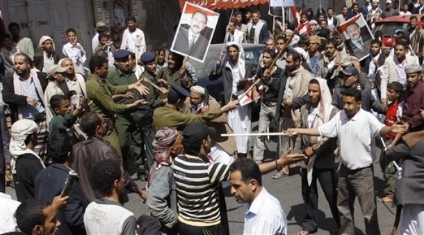 مسيرات مؤيدة للثورة المصرية بصنعاء واشتباكات بين مؤيدي الحاكم وأنصار المشترك