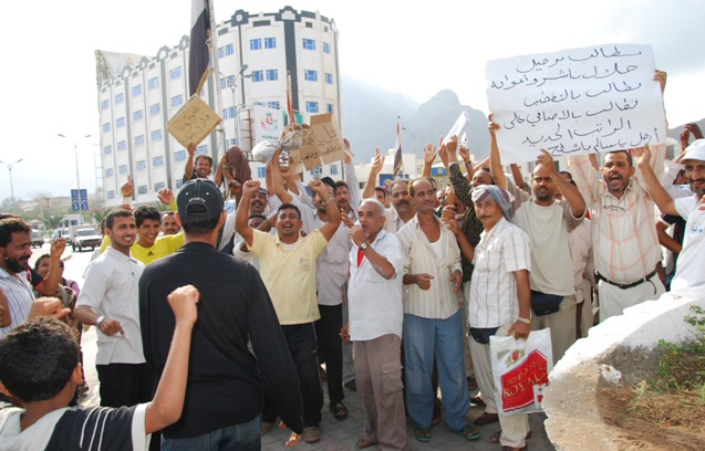  الجفري يهدد بإقالة مدير كهرباء عدن لعدم متابعة قضايا العمال