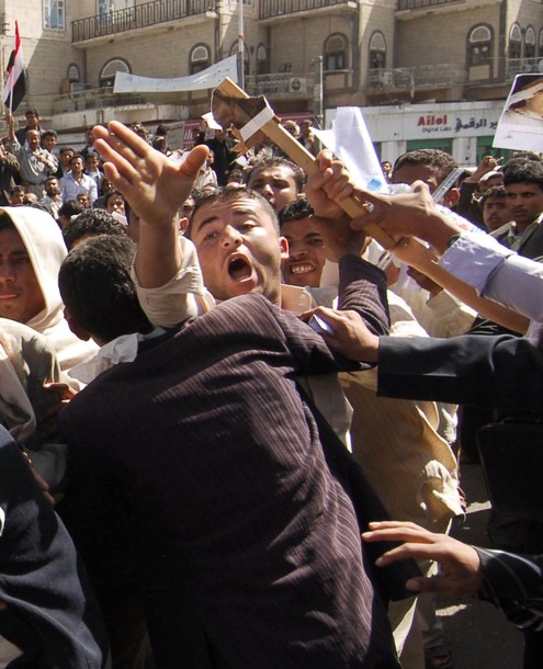 عشرات الجرحى في اشتباكات بين انصار المؤتمروالمشترك بصنعاء والامن يعتقل ناشطين