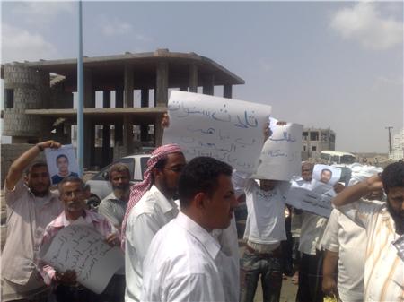 أهالي المعتقلين يعتصمون أمام استئناف عدن  ,والامن السياسي بصنعاء والحزمي يتحدث عن اتفاق للإفراج عنهم