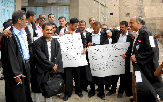 اعتصام العشرات من المحامين  بالحوطة محافظة لحج  تضامناً مع نقيب المحامين اليمنيين