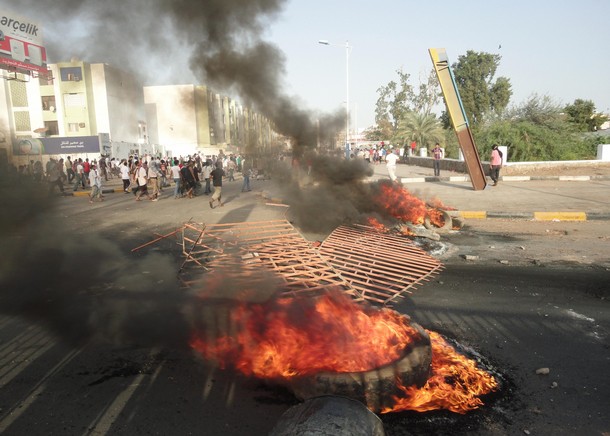 متظاهرو عدن يرفضون الانصياع للحراك وحصيلة المواجهات قتيلين و