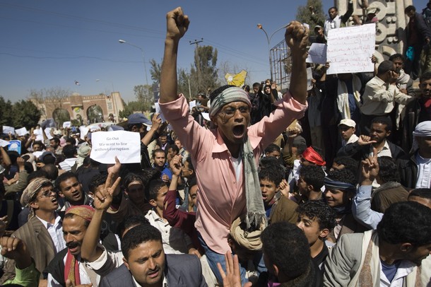 مظاهرات  جامعة صنعاء تتحول إلى اعتصام مفتوح بمشاركة الألاف 