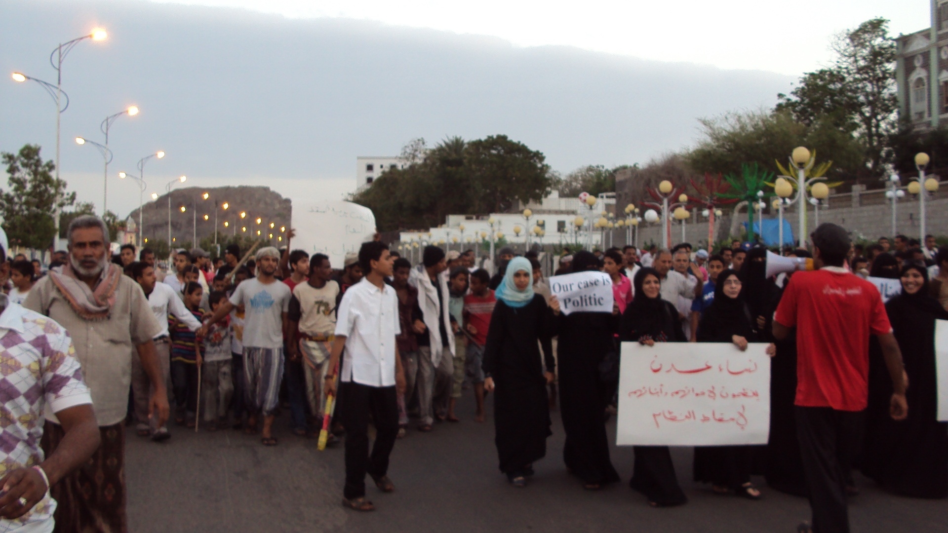 نساء عدن يشاركن في التظاهرات والمحتجون يعدون 