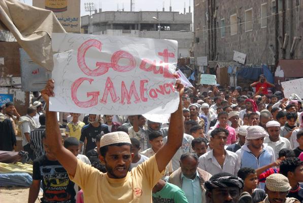 الآلاف من أبناء الحوطة يطالبون بتغيير السلطة في مسيرة كبرى 