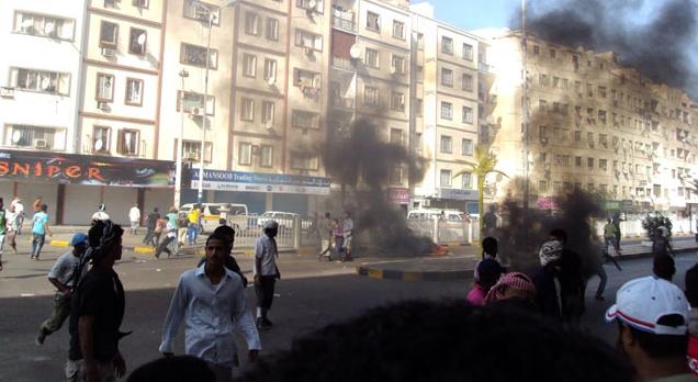 قتلى وجرحى في تظاهرات عدن بينهم ضابط ومسؤول في كهرباء المنطقة الأولى   (مع الصور)