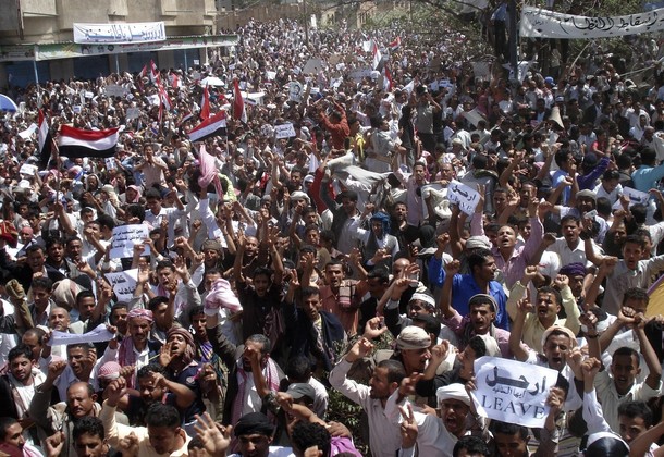  معتصمو تعز ينظمون قافلة تضامنية إلى عدن ويواصلون نصب الخيام بساحة الحرية