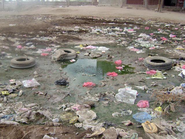 أبناء الراهدة بتعز يئنون تحت وطأة القمامة والقاذورات والأطفال ضحايا الأوبئة 