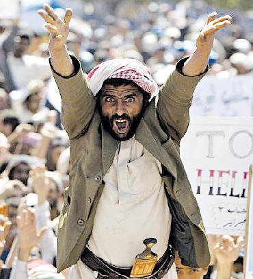 عشرات الالاف يصرخون في صنعاء وحضرموت غضباً على عدن  (صور )