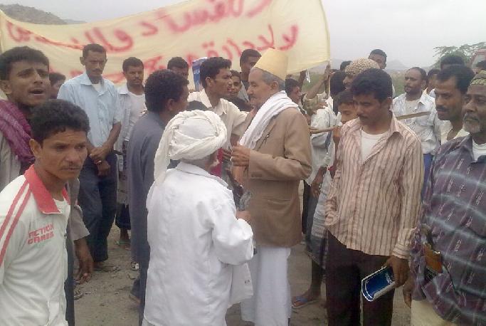العشرات من أبناء مديرية باجل بالحديدة يعتصمون أمام بوابة مصنع الأسمنت