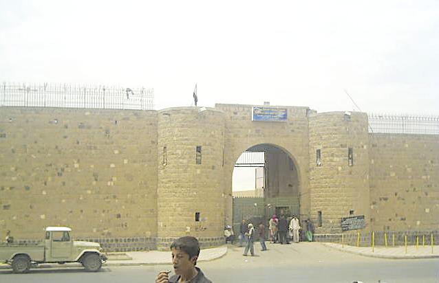 احتجاجات وأعمال شغب بالسجن المركزي بصنعاء وأنباء عن جرحى إثر تفريق السجناء