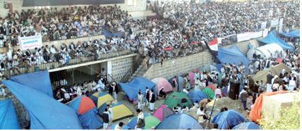  عشرات الآلاف يؤدون صلاة الجمعة في ساحة الحرية بحجة تضامناً مع الشهداء
