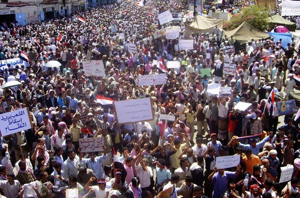أكثر من مليون مصلٍ يؤدون صلاة الجمعة في ساحة الحرية بتعز ويطالبون برحيل السلطة