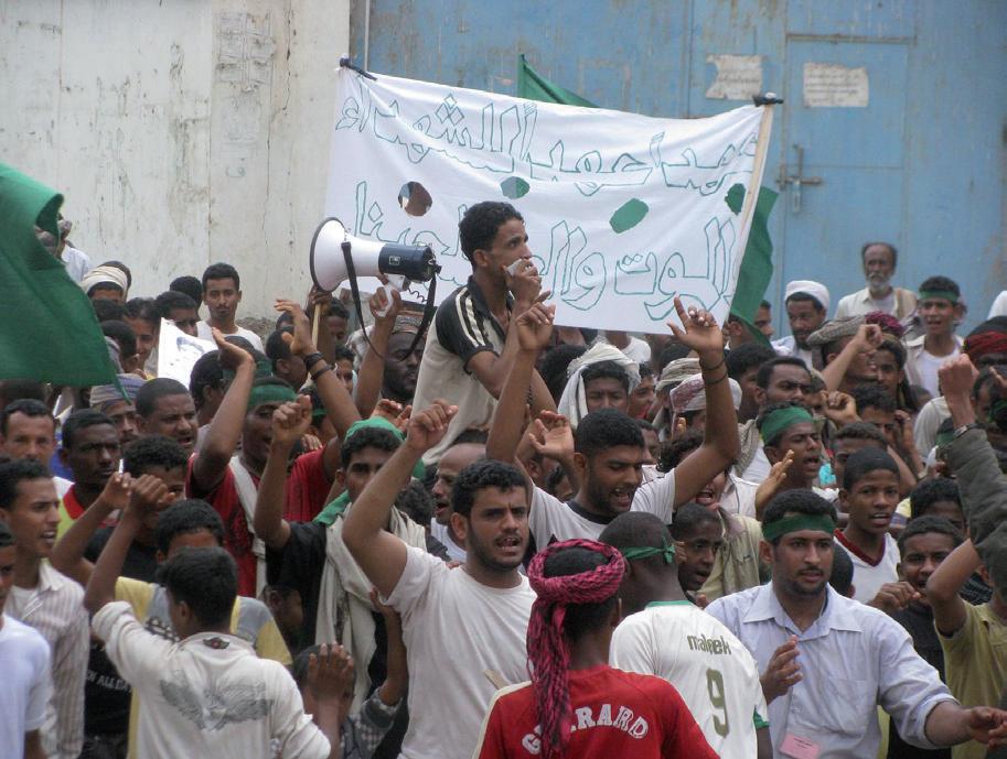  شباب الثورة السلمية بحوطة لحج يستنكرون الاعتداء على المعتصمين في عدن وصنعاء 