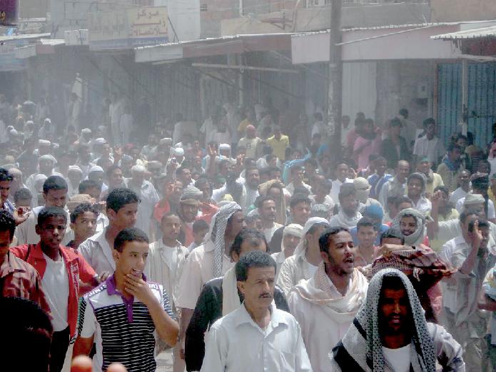  المئات من شباب الثورة السلمية بلحج ينددون بمجزرة صنعاء ويطالبون بالتحرك الدولي 