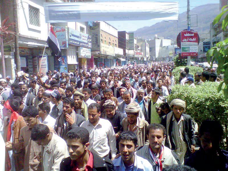 الآلاف في إب يشيعون الشهداء والتجار يعلنون دعمهم لثورة الشباب