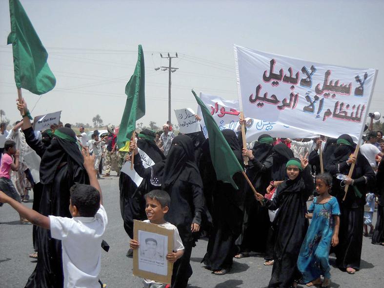 تظاهرة نسائية بمدينة الحوطة تطالب بمحاسبة المتسببين في حادثة مصنع 