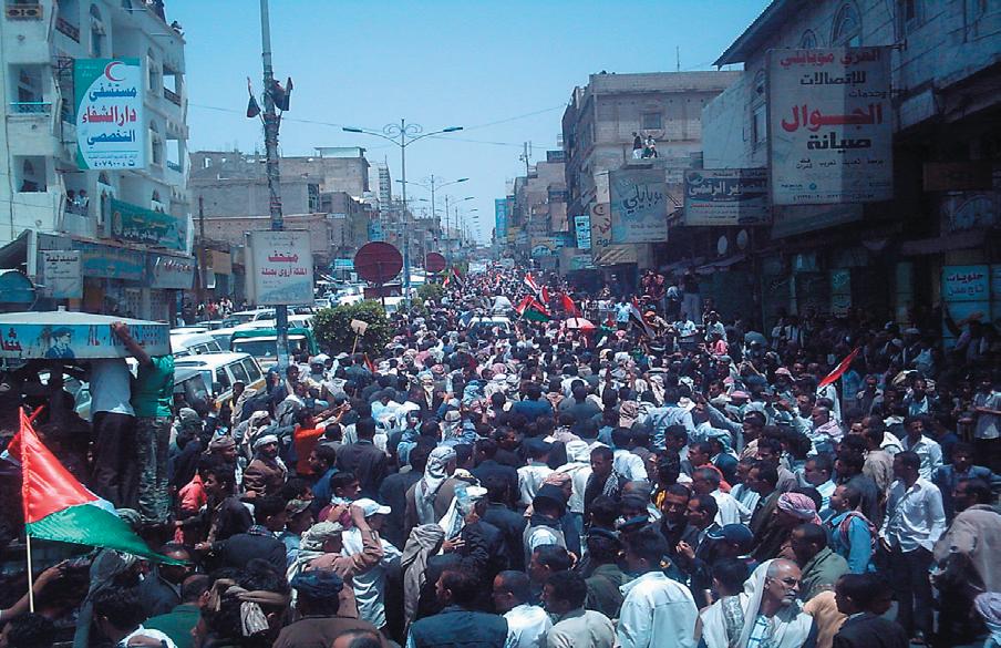 عشرات الآلاف يتظاهرون في إب ويطالبون بإسقاط السلطة