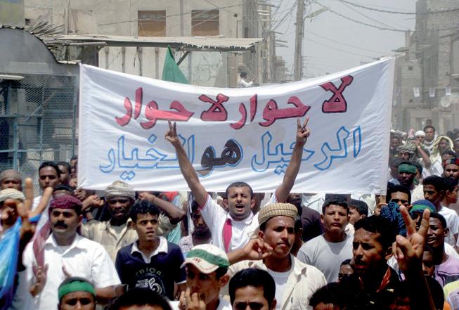 المئات من شباب الثورة السلمية يؤدون صلاة الجمعة بحوطة لحج