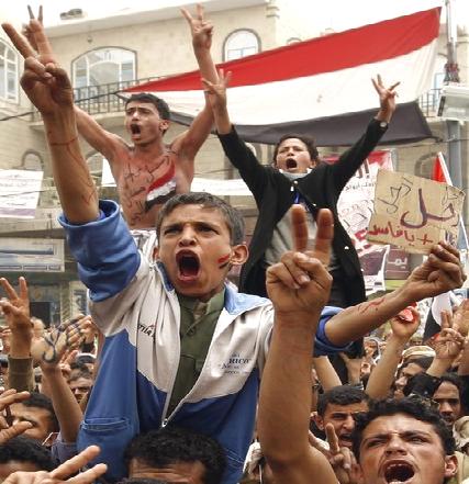 معتصمو ساحة التغيير بصنعاء يدعون لأكبر مسيرة بتاريخ الثورة في يوم السقوط