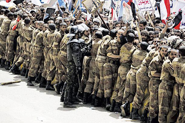 قوات الفرقة تمنع الأمن المركزي من اقتحام ساحة التغيير بصنعاء ومسيرات تندد بأحداث تعز
