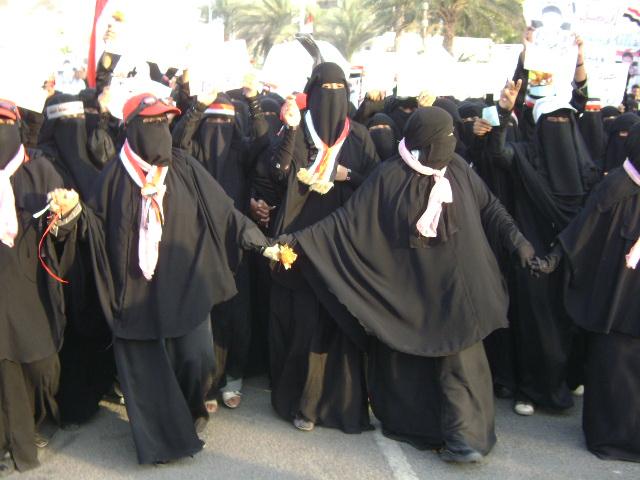 مسيرة نسوية حاشدة تطالب بمحاسبة المعتدين على المعتصمين بالحديدة