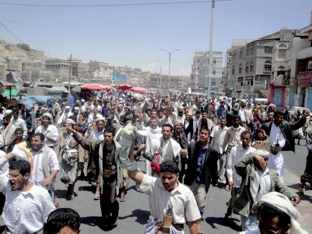 الآلاف يؤدون صلاة الجمعة بساحة ثوار البيضاء ويهتفون 