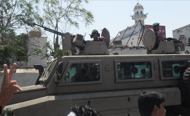 الجيش ينسحب من منطقة المخزن والمسلحون يسيطرون على دبابة وآخرون يحاصرون كتيبة 