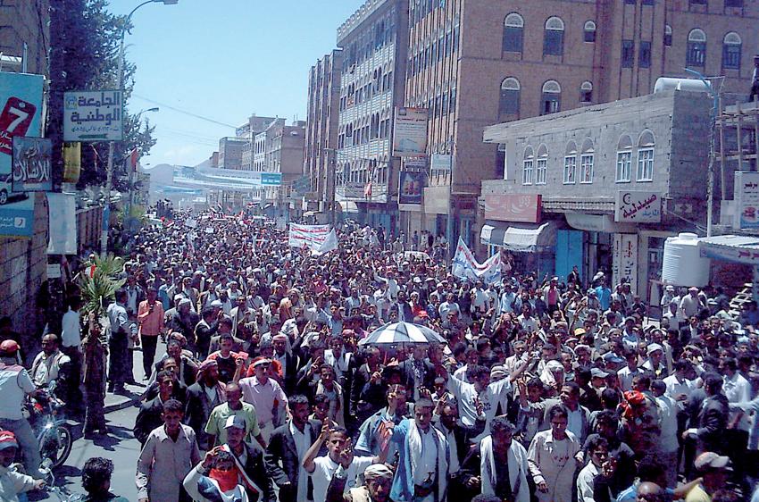 مئات الالاف في مسيرة بإب تطالب بقتلة المعتصمين