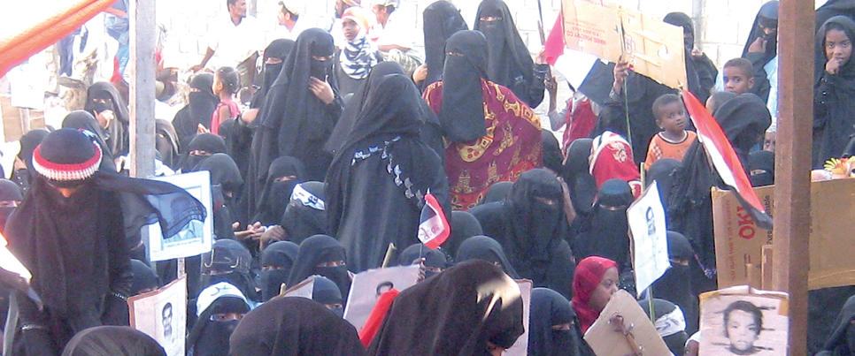 تظاهرة شبابية ونسوية في أبين تطالب بإسقاط النظام وتدين الإساءة لنساء اليمن