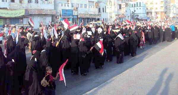 مسيرة نسائية حاشدة تجوب شوارع المكلا للمطالبة برحيل النظام ومحاكمة رموزه