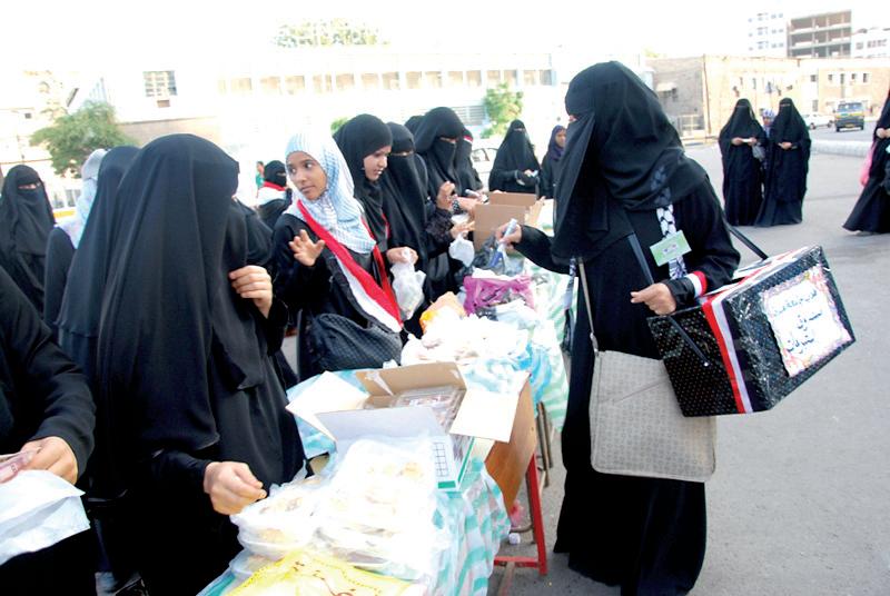 طلاب جامعة عدن يقيمون طبقاً خيرياً لدعم الأنشطة الطلابية في الجامعة