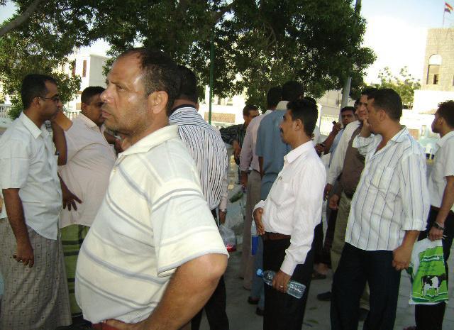 موظفو الموانئ بالحديدة يتظاهرون للمطالبة بتغيير الرئيس