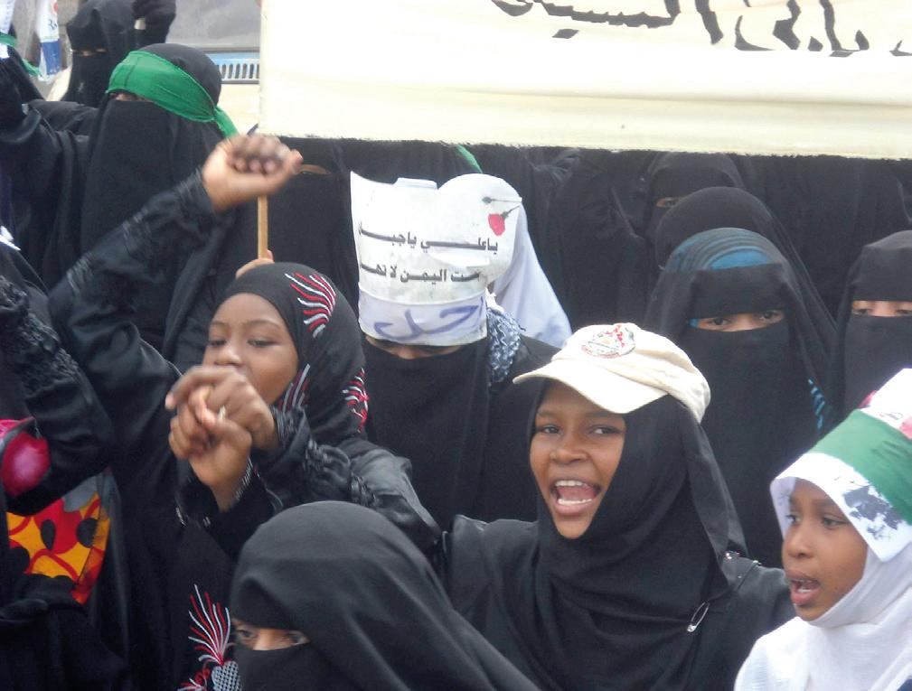 تظاهرة نسوية بحوطة لحج  للتنديد بالإساءات لهن وللمطالبة برحيل النظام