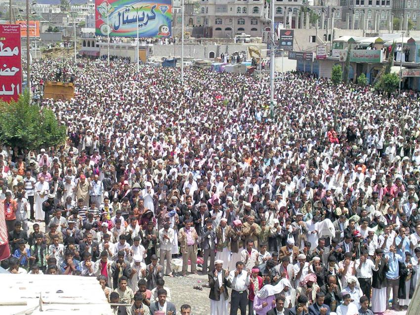 مئات الآلاف في إب يؤدون صلاة جمعة الوفاء للشهداء 