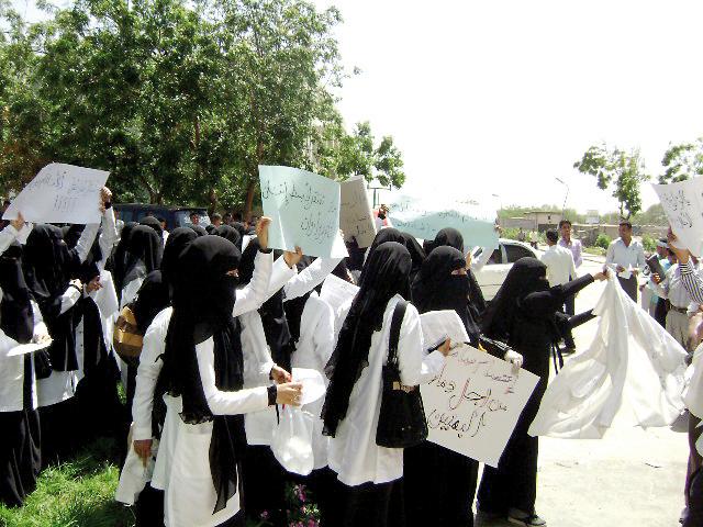 طلاب جامعة الحديدة يتظاهرون للمطالبة برحيل الرئيس وتأجيل الدراسة 