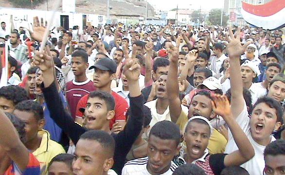 شباب الثورة في عدن: سنواجه عنف النظام المتهالك بصدورنا العارية ولن يستطيع جرنا إلى العنف